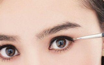 眼妝教程：如何用眼線液畫眼線？